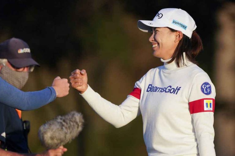 Shibuno passes big test and hangs on to lead in Women’s Open