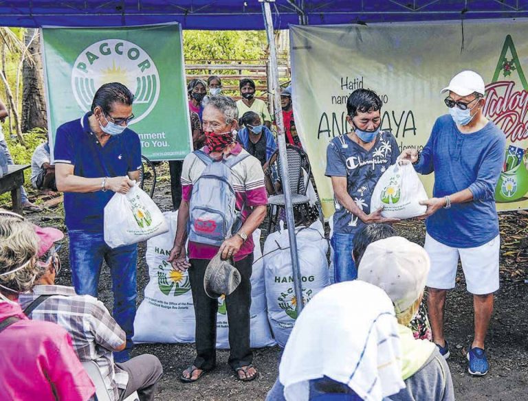 Pagcor distributes Christmas gift packs to 4K families in Albay, Quezon