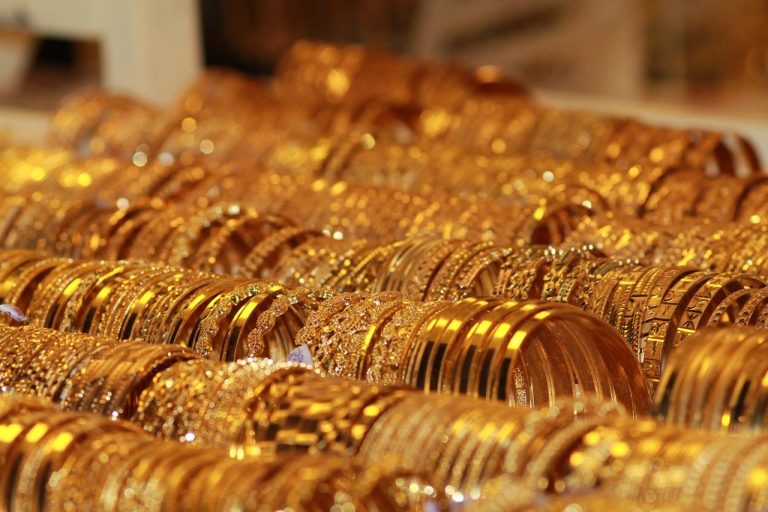 Thais Dipping Into Gold Savings Undermine Steps to Rein in Baht Thais Dipping Into Gold Savings Undermine Steps to Rein in Baht