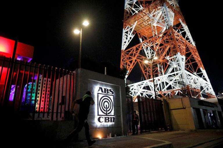 House won’t tackle ABS-CBN franchise, Speaker says
