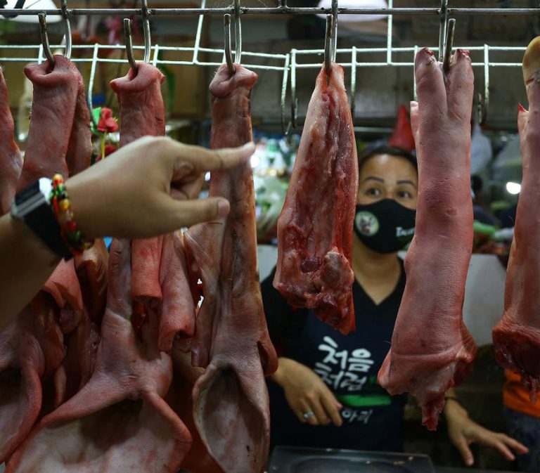 No pork, chicken in Muñoz market