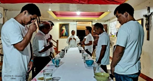 Priest in Eastern Samar serves ‘lugaw’  during Last Supper re-enactment