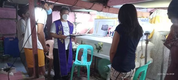 Caloocan priest’s letter of sorrow: ‘Dumadami ang patay na binabasbasan ko araw-araw’