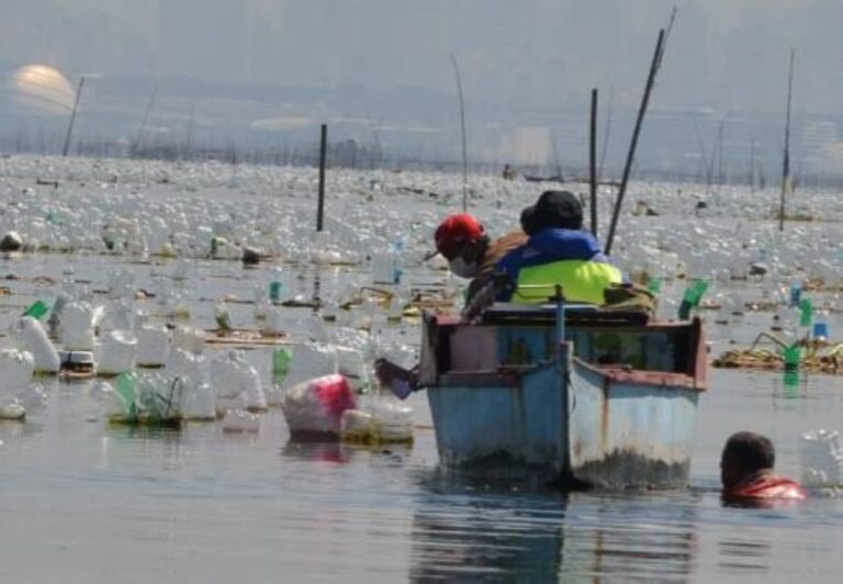 Illegal pens in Manila Bay to be demolished Monday