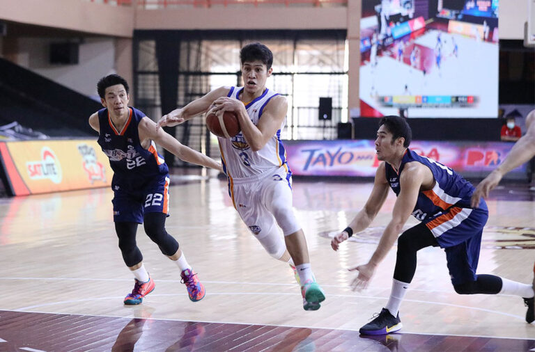 NLEX Road Warriors beat Meralco Bolts to keep PBA semifinal hopes alive