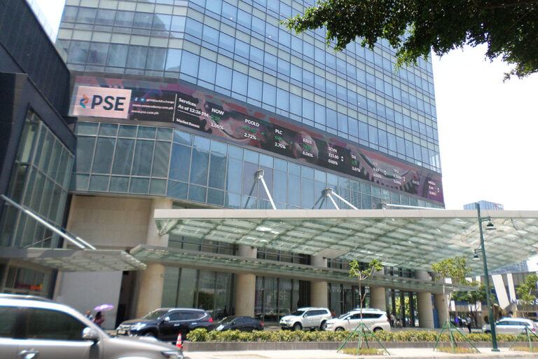 Stocks climb as metro kept under strict lockdown