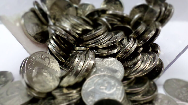 Peso weakens as gov’t defers lockdown easing