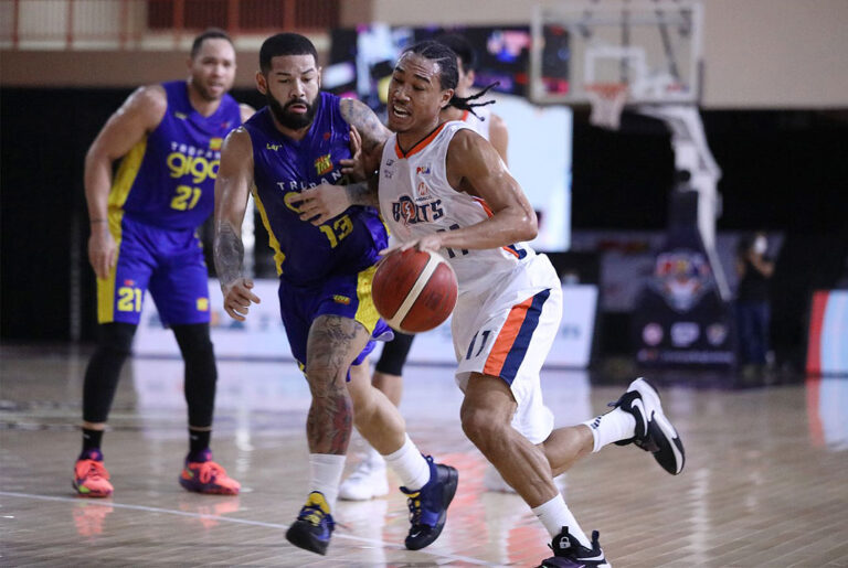 TnT Tropang Giga, Meralco Bolts gun for outright semifinal spots