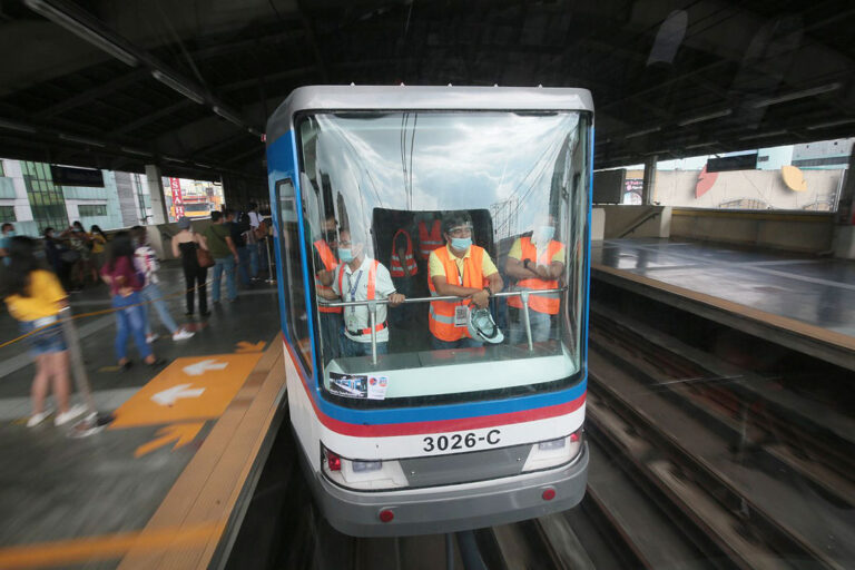 8 hurt after MRT-3 train catches fire