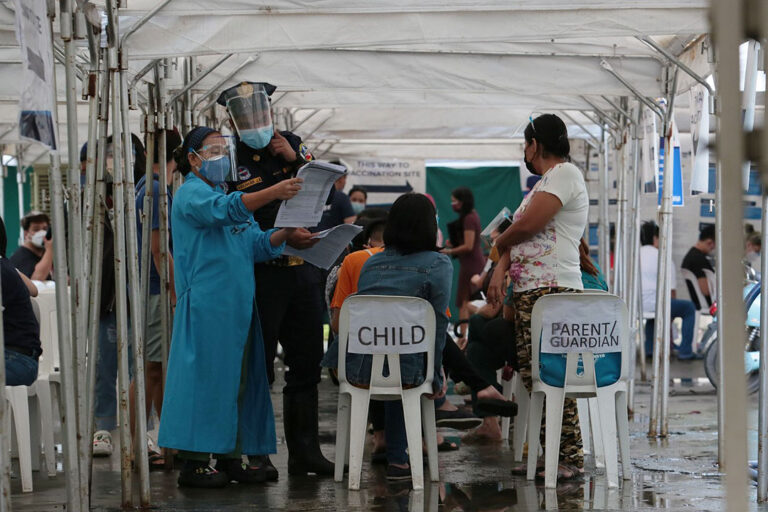 Former Health chief questions holding pilot vaccination of minors in hospitals
