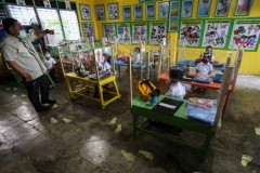 Philippines re-opens 100 schools for in-person classes