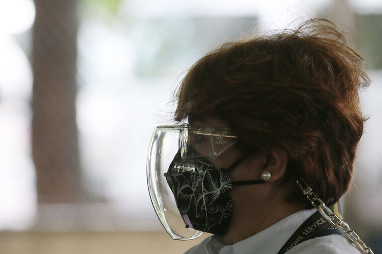 Labor groups slam gov’t u-turn on face shield policy in workplaces