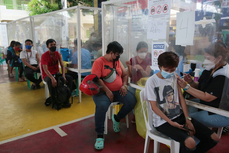 Manila scrambles to test travelers for Omicron