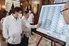 Pres. Duterte presented with new P1,000 polymer banknotes which are more secure and durable