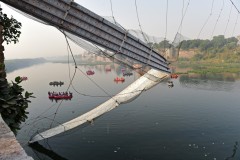 India bridge collapse kills 132
