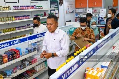 Indonesia revokes licences of drug firms over syrups linked to child deaths
