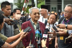 Malaysia’s nearly century-old Mahathir seeks re-election