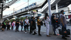 Thousands affected by MRT-3, PNR rail problem after 4-day holiday weekend  